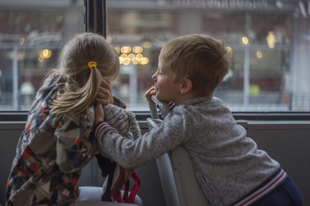 children, boy, girl, bus, happy, children, children, children, dzieci finanse zabezzpieczenie przyszłość